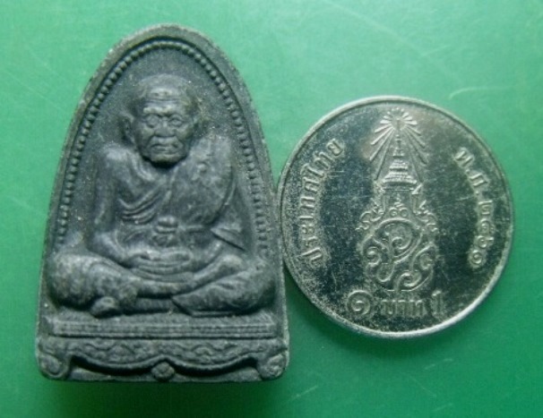 **วัดใจ**หลวงปู่ทวด เนื้อผงผสมว่าน หลังลายเซ็นต์ อาจารย์นอง วัดทรายขาว ปี ๒๕๓๕**สวยๆ