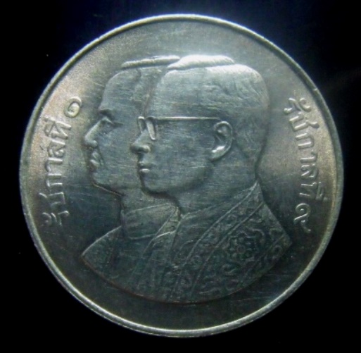 **วัดใจ**เหรียญกษาปณ์ ๕ บาท สมโภชน์กรุงรัตนโกสินทร์ ๒๐๐ ปี ๒๕๒๕**