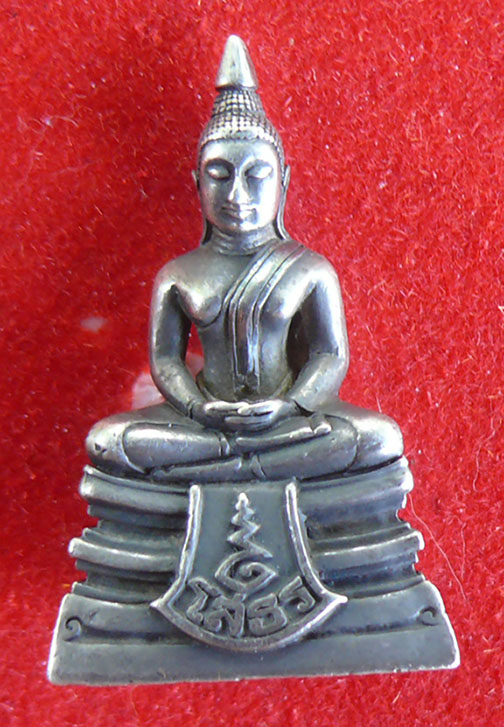 รูปหล่อหลวงพ่อโสธร 80 ปี กรมตำรวจ เนื้อเงินขัดเงามีเส้นคอสามเส้น