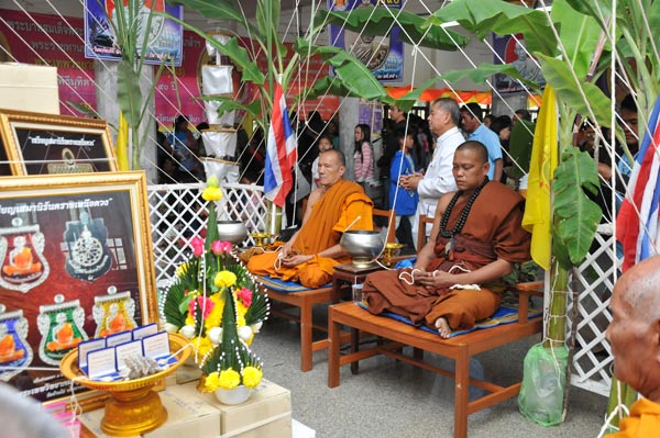 เหรียญเสมาหน้าเลื่อน หลวงพ่อคูณ รุ่นนิรันตรายเหนือดวง เนื้อทองระฆังลงยาสีแดง พร้อมกล่อง หมายเลข๒๐๒๓ 