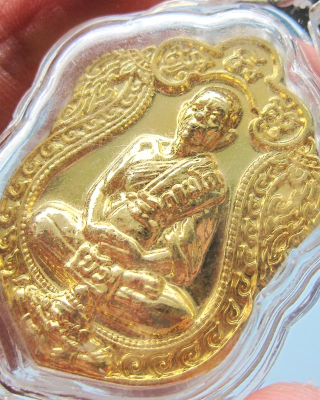 เหรียญเสมา 7 รอบ หลวงปู่บัว ถามโก วัดศรีบุรพาราม จ.ตราด เนื้อทองแดงกะหลั่ยทอง เลข ๑๒๒๔ พ.ศ.2553