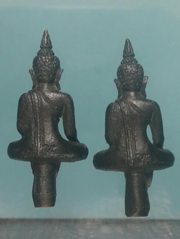 พระยอดธง ไม่ทราบที่ จำนวน 2 องค์ เคาะเดียวครับ