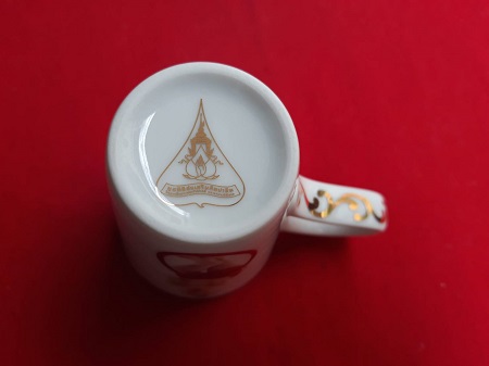 แก้วกาแฟขอบทองที่ระลึกมูลนิธิส่งเสริมศิลปาชีพ  ชุดกาลเล่นพื้นบ้านพร้อมกล่อง