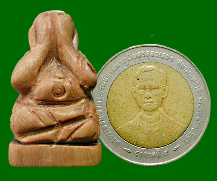 พระปิดตาหลวงปู่สิน แกะจากไม้มะยม ก้นอุดผงพุทธคุณ+เกศา มีรอยจาร........เคาะเดียวแดง           