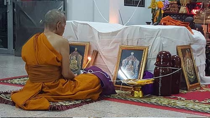 เหรียญเสมาสมปรารถนา หลวงพ่อฟู วัดบางสมัคร ปี 2559 เนื้อทองฝาบาตรลงยา 2 สี ขอบเขียวบนแดง