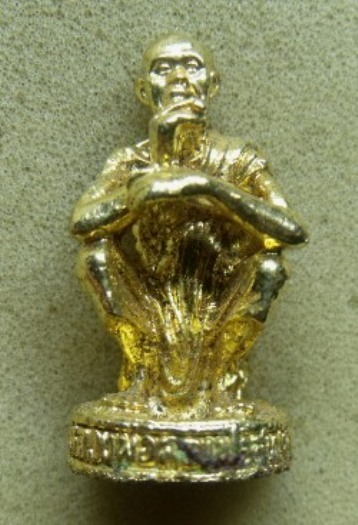 **วัดใจ**รูปเหมือนเอกลักษณ์นั่งยอง หลวงพ่อคูณ วัดบ้านไร่**กะไหล่ทอง สวยๆ เชิญชมครับ