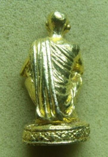 **วัดใจ**รูปเหมือนเอกลักษณ์นั่งยอง หลวงพ่อคูณ วัดบ้านไร่**กะไหล่ทอง สวยๆ เชิญชมครับ