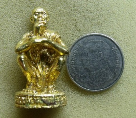 **วัดใจ**รูปเหมือนเอกลักษณ์นั่งยอง หลวงพ่อคูณ วัดบ้านไร่**กะไหล่ทอง สวยๆ เชิญชมครับ