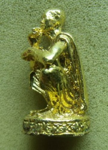 **วัดใจ**รูปเหมือนเอกลักษณ์นั่งยอง หลวงพ่อคูณ วัดบ้านไร่**กะไหล่ทอง สวยๆ เชิญชมครับ