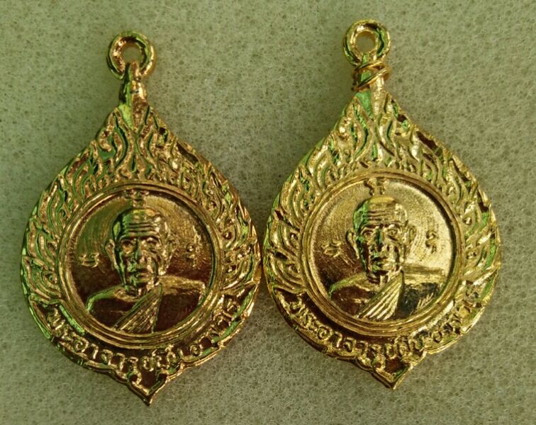 เหรียญหลวงปู่ฝั้นหลังหลวงปู่แหวน กะไหล่ทองสวยๆ2เหรียญครับ