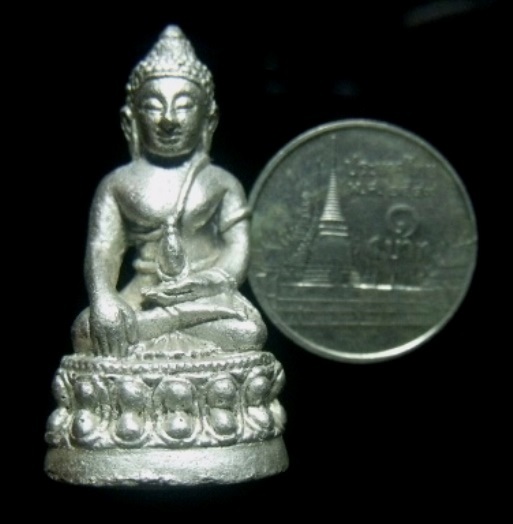 **วัดใจ**พระกริ่ง หลังตอกโค๊ตนะ + ตัวอักษร เนื้อโลหะผสมกะไหล่เงิน เก่าๆ ไม่ทราบที่**เชิญชมครับ
