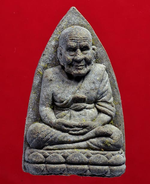 หลวงปู่ทวด เหยียบน้ำทะเลจืด เนื้อผงว่านพิมพ์หลังเตารีด ๙๐ ปี คณะราษฎร์ ด้านหลังฝังเม็ดแร่ พร้อมกล่อง