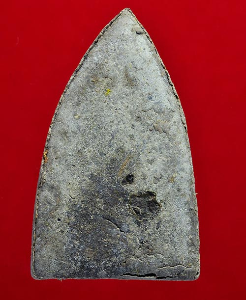 หลวงปู่ทวด เหยียบน้ำทะเลจืด เนื้อผงว่านพิมพ์หลังเตารีด ๙๐ ปี คณะราษฎร์ ด้านหลังฝังเม็ดแร่ พร้อมกล่อง