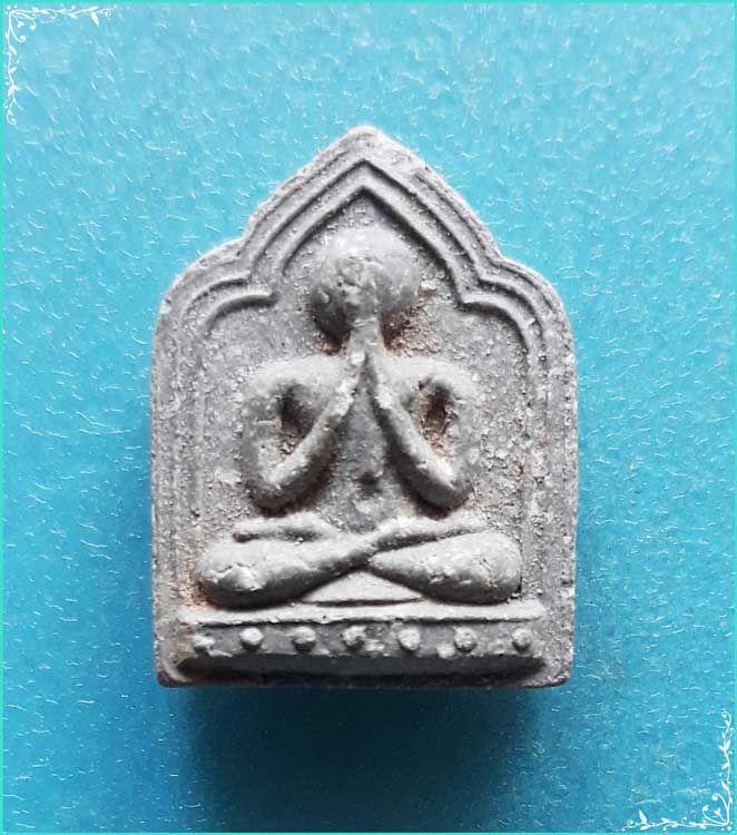 ..วัดท้ายตลาด กทม พระปิดตามหาลาภ พิมพ์ห้าเหลี่ยม เนื้อผงเก่าๆ หลังยันต์ ปี 48 พิมพ์เล็ก..