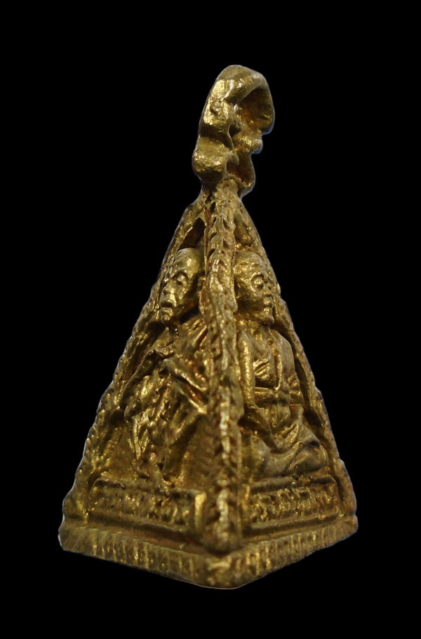 30บาท...พระหล่อสามเหลี่ยม หลวงพ่อคูณ ปริสุทโธ วัดบ้านไร่///599