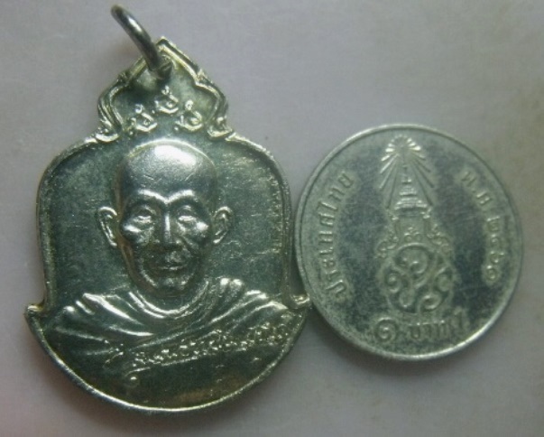 **วัดใจ**เหรียญรุ่นลายเซ็นต์ หลวงพ่อเกษม หลัง ภปร. อนุสรณ์ครบรอบ  ๗๕ ปี จ.ลำปาง ปี ๒๕๒๙**สวยๆ