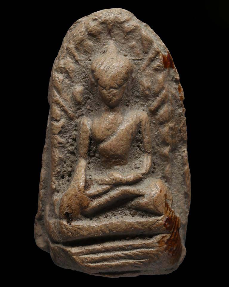 พระรอดแสงตา พิมพ์เล็ก เนื้อจัดจ้าน คราบกรุ เดิมๆ ครับ