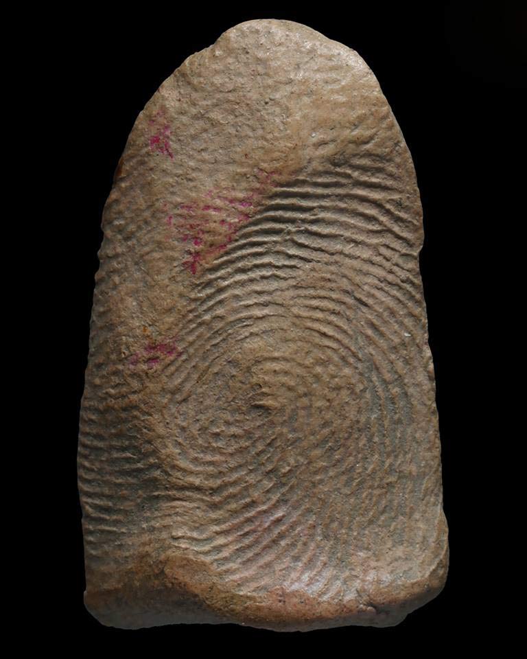 พระรอดแสงตา พิมพ์เล็ก เนื้อจัดจ้าน คราบกรุ เดิมๆ ครับ