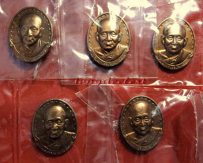 	เหรียญสมเด็จพระญาณสังวร วัดบวรนิเวศ หลังเจดีย์สามองค์ ปี 2532 สวยมากในซองเดิมค่ะ