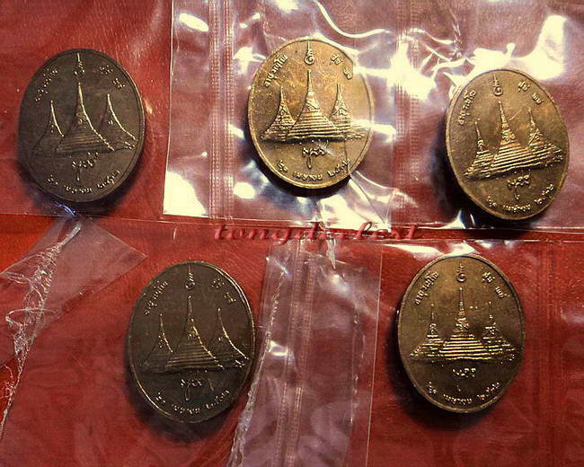 	เหรียญสมเด็จพระญาณสังวร วัดบวรนิเวศ หลังเจดีย์สามองค์ ปี 2532 สวยมากในซองเดิมค่ะ