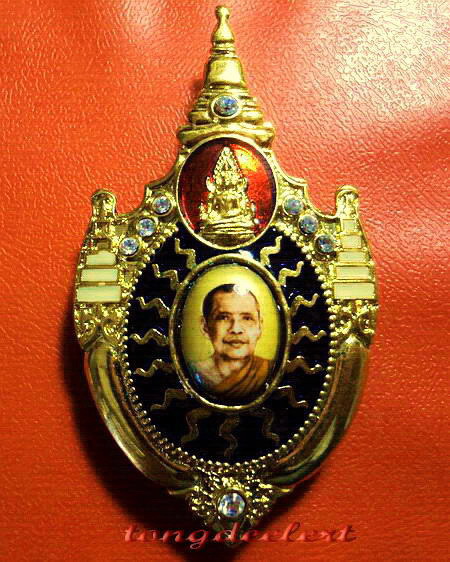 ล็อกเก็ตหลวงพ่อฤาษีลิงดำ วัดท่าซุง กะไหล่ทองลงยาประดับเพชร สวยมากค่ะ