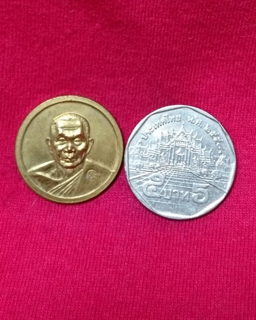เหรียญกลมทองแดงกะไหล่ทองเดิม (กรรมการ) ตอกโค๊ด หลวงพ่อแช่ม วัดดอนยายหอม จ.นครปฐม ปี 2526