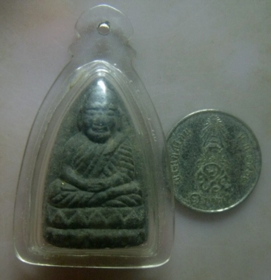 *วัดใจ**หลวงปู่ทวด วัดช้างให้ เนื้อว่าน รุ่นสร้างศูนย์ศิลปาชีพ เสาร์ห้า ปี ๒๕๓๗**เลี่ยมสวยพร้อมใช้