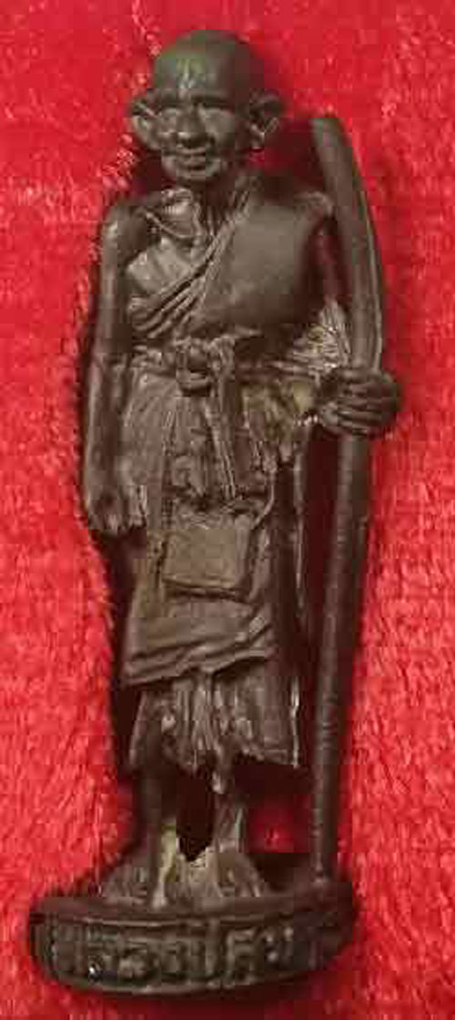 รูปหล่อยืนถือไม้เท้า หลวงปู่ศุข วัดปากคลองมะขามเฒ่า ชัยนาท ปี ๒๕๒๐ (ฝากล่องชำรุด)