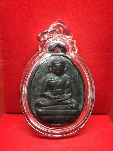 เหรียญหล่อรูปไข่ หลวงปู่ไปล่ วัดกำแพง เนื้อนวะโลหะ ปี39