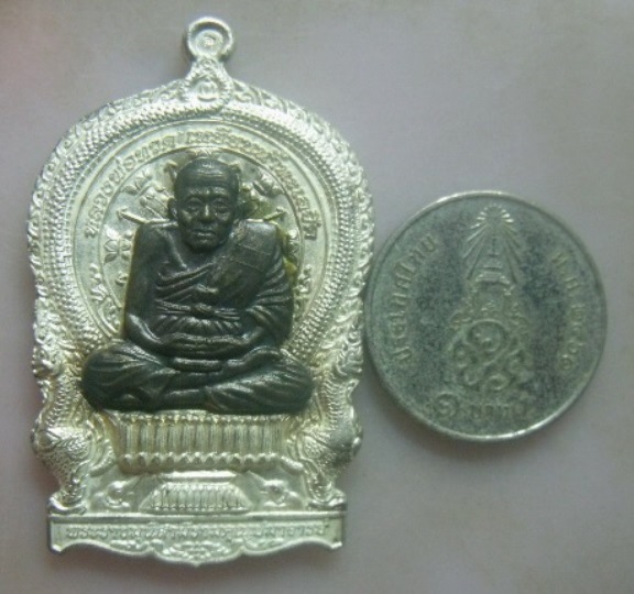 **วัดใจ**เหรียญนั่งพานหลวงปู่ทวด เจริญปลอดภัย ๗ รอบ วัดบวรฯ กะไหล่เงินหน้ากากนวะ ตอกโค้ด ปี๒๕๔๐**สวย