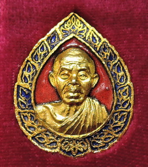 200 บาท เหรียญหลวงพ่อคูณ รุ่นเสาร์5 คูณพันล้าน ปี37 ลงยาสีสวยงามมาก พร้อมกล่องเดิม