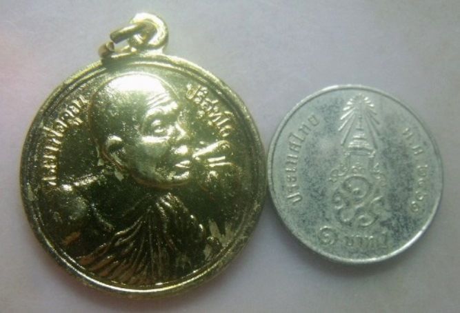 **วัดใจ**เหรียญหลวงพ่อคูณ วัดบ้านไร่ รุ่น เสาร์๕ คูณพันล้าน จ.นครราชสีมา ปี ๒๕๓๗**กะไหล่ทอง สวยๆ