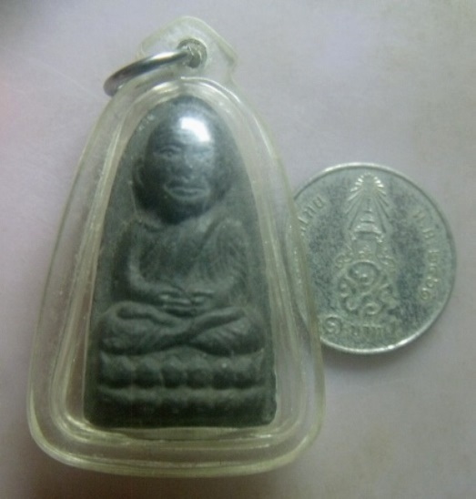 **วัดใจ**หลวงปู่ทวดเนื้อว่าน วัดช้างให้ รุ่นปลอดหนี้ รวย รวย รวย จ.ปัตตานี ปี๒๕๓๙**เลี่ยมสวยพร้อมใช้