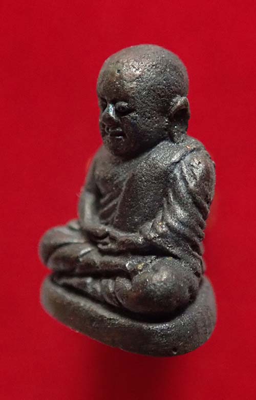 รูปหล่อหลวงพ่อเงิน บางคลาน พิมพ์เล็ก รุ่นพระธรรมปิฎก ๖๑ เนื้อนวโลหะกลับดำ ปี 2535 สวยและหายาก