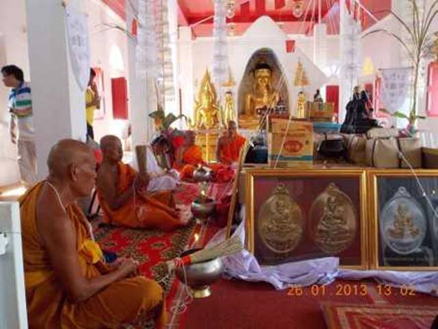 เหรียญหลวงปู่ทวด "รุ่นอั่งเปา" สร้างศาลพระเสื้อเมือง จ.นครศรีธรรมราช เนื้ออัลปาก้าไม่ตัดปีก เลข ๗๘๗