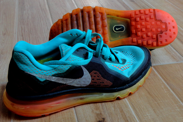 รองเท้า NIKE AirMax ของแท้ upperฟ้าหลังดำ พื่นส้ม สภาพเดียวกันตั้งให้ถูกกว่าตลาดรถไฟไปเลยหลายร้อย