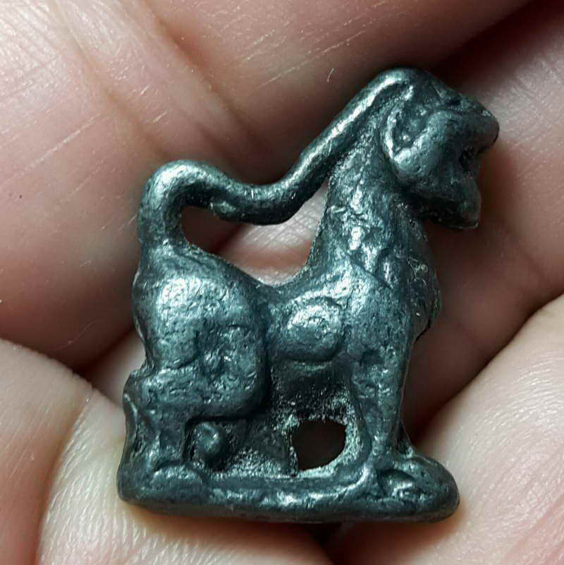 สิงห์คอยาวเนื้อตะกั่งเก่า หลวงพ่อกวย วัดโฆษิตาราม สรรคบุรี ชัยนาท (เคาะเดียวแดง)