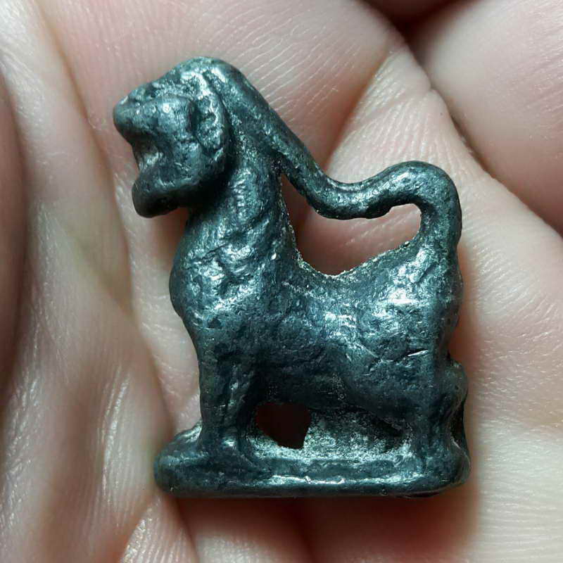 สิงห์คอยาวเนื้อตะกั่งเก่า หลวงพ่อกวย วัดโฆษิตาราม สรรคบุรี ชัยนาท (เคาะเดียวแดง)