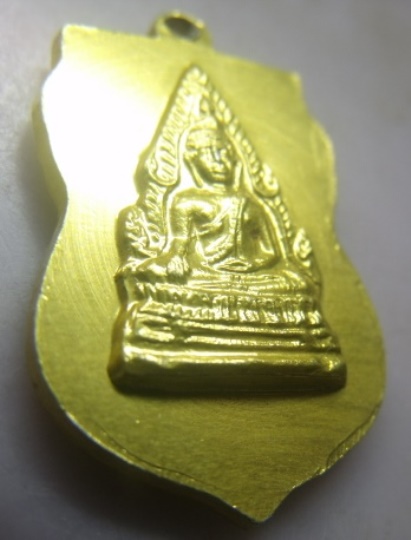 **วัดใจ**เหรียญเสมาหลวงปู่ทวด หลังพระพุทธชินราช เนื้อขาปิ่นโต(อลูมิเนียม)กะไหล่ทอง**หลังวงเดือน