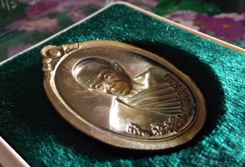 เหรียญ รุ่น ๙o ฉลองวิหารเทพวิทยาคม เนื้อทองระฆังหลังแบบ ไม่ตัดขอบ โค๊ต ๑๐๗