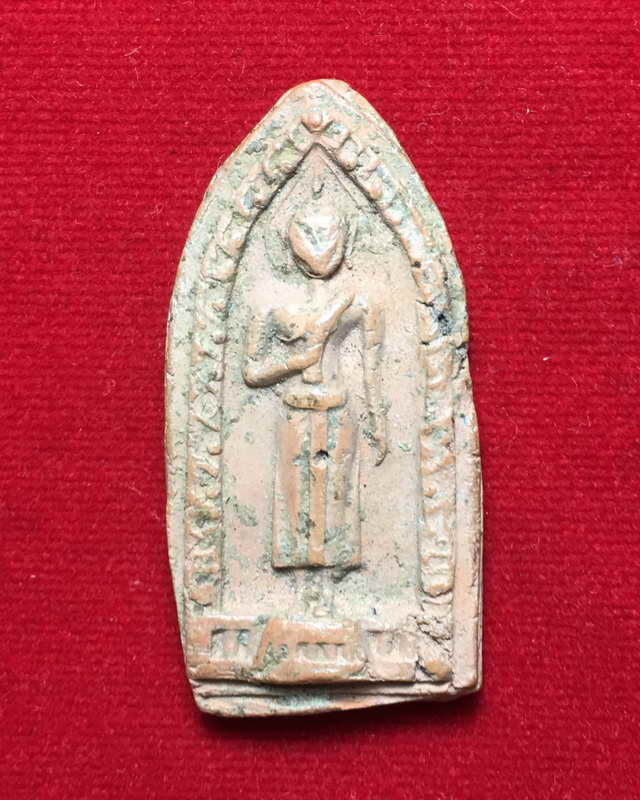 พระพิมพ์ยืนประทานพร พระกรุวัดทับผึ้ง ต.ทับผึ้ง อ.ศรีสำโรง จ.สุโขทัย เนื้อดิน