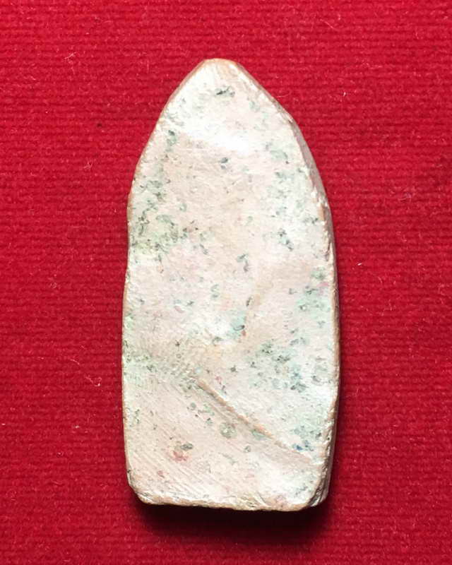 พระพิมพ์ยืนประทานพร พระกรุวัดทับผึ้ง ต.ทับผึ้ง อ.ศรีสำโรง จ.สุโขทัย เนื้อดิน