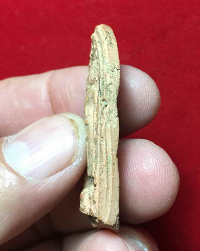 พระพิมพ์ยืนประทานพร พระกรุวัดทับผึ้ง ต.ทับผึ้ง อ.ศรีสำโรง จ.สุโขทัย เนื้อดิน