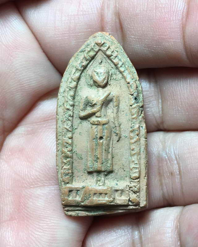 พระพิมพ์ยืนประทานพร พระกรุวัดทับผึ้ง ต.ทับผึ้ง อ.ศรีสำโรง จ.สุโขทัย เนื้อดิน