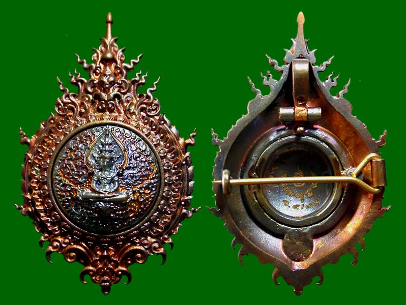 เข็มกลัดพิมพ์พระแก้วมรกตงานพุทธศิลป์ รุ่นจตุรมหามงคล บรอนซ์รุ้ง ........เคาะเดียวแดง