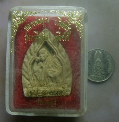 **วัดใจ**พระผงรูปเหมือนหลวงพ่อคูณ "รุ่นเสาร์๕ คูณทวี เหลือกิน เหลือใช้" ปี ๒๕๓๖**พร้อมกล่องเดิม สวยๆ