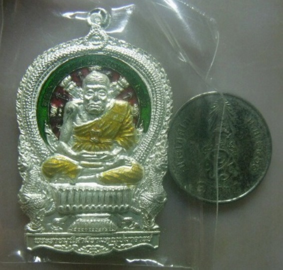 **วัดใจ**เหรียญนั่งพานหลวงปู่ทวด เจริญปลอดภัย ๗ รอบ วัดบวรฯ กะไหล่เงินลงยา ปี ๒๕๔๐**ตอกโค้ด สวยๆ