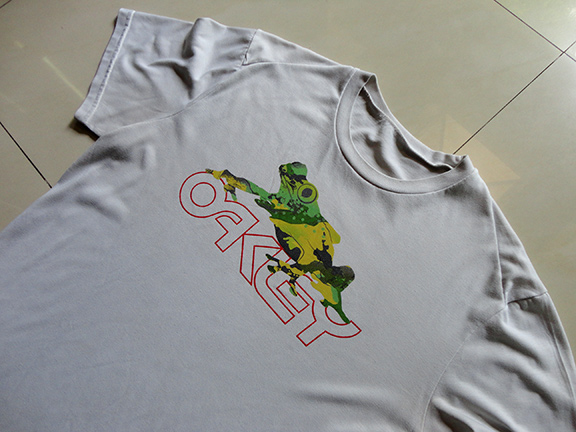 เสื้อยืด OAKLEY แบรนด์ดัง ลายสวยดีครับ เบอร์ L ตัวนี้ซื้อจากออสเตรเลีย ของแท้แน่นอน มันใจได้
