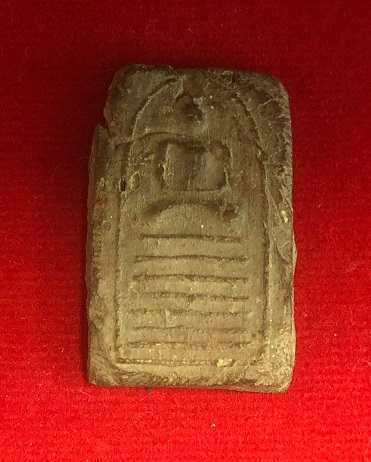 พระกรุเพดานโบสถ์ หลวงพ่อพ่วง วัดกก ธนบุรี เนื้อดินเผา 2473 พิมพ์สมเด็จ7ชั้นเล็ก 