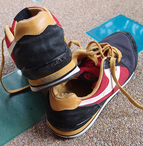 รองเท้าสนีคเกอร์ DIESEL ของแท้ รุ่น ARAMIS ดำขาวแดง Sneaker sportive uomo